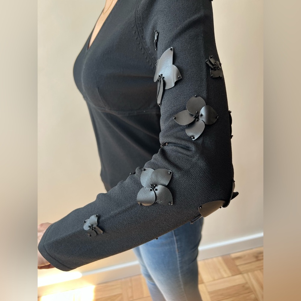 Michelle Nicole black v-neck sweater w/ black leather flower appliqués. Size PS